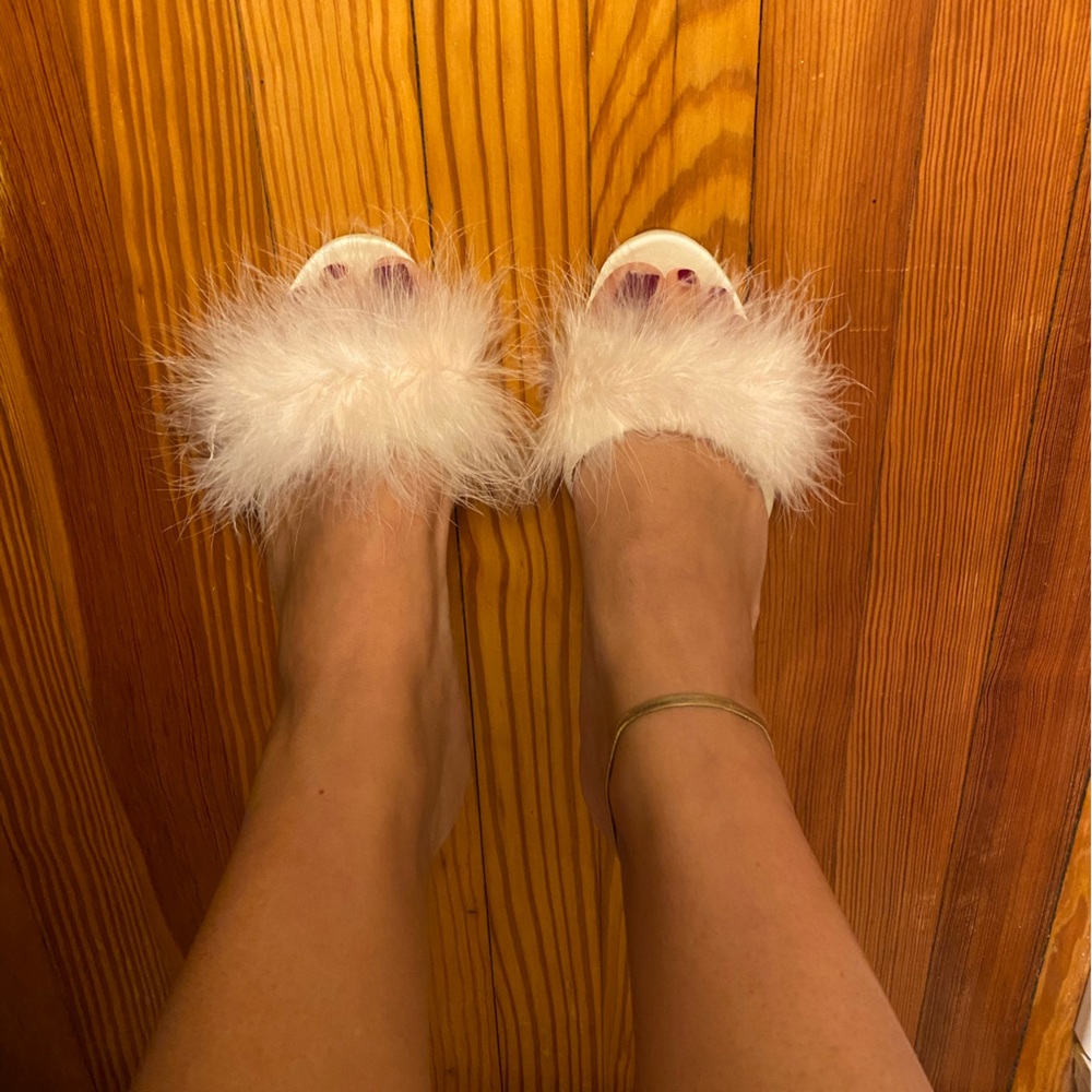 White feather heeled slippers